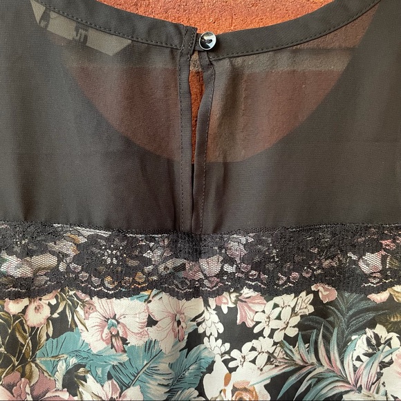 Tu Floral Short Sleeve Tee Lace and Pleated Front - Picture 8 of 11